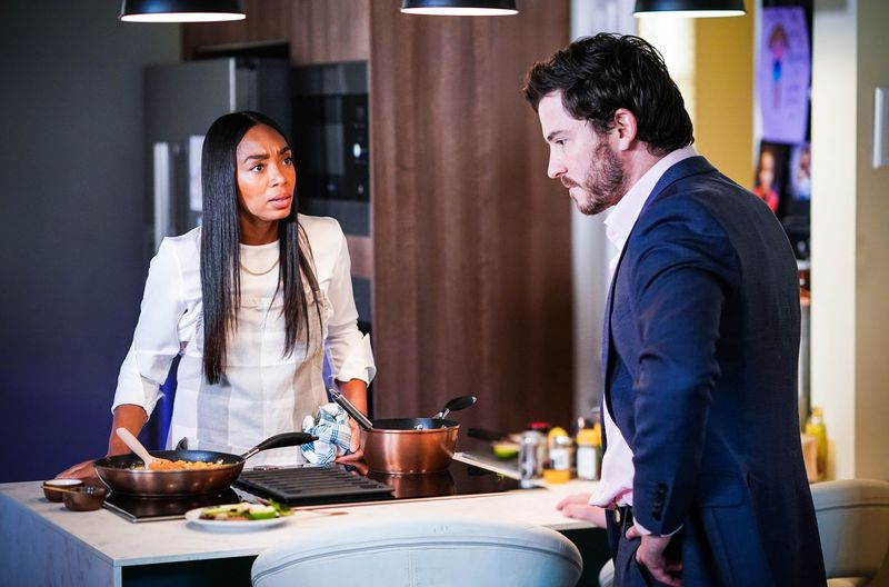Chelsea Fox praat met Gray Atkins in EastEnders