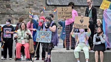 Aktivisti za práva trans na demonštrácii v Edinburghu