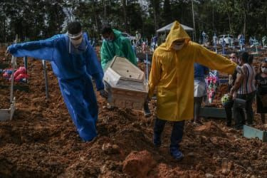 Groparii îngroapă o victimă Covid în Manaus, Brazilia
