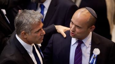 Yair Lapid a Naftali Bennett na snímke spolu v roku 2013