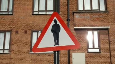 Un panneau 'Attention aux Juifs' apparaît dans la rue de Londres