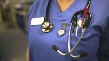 Bývalá zdravotní sestra říká, že ji NHS „prdla proti její vůli“