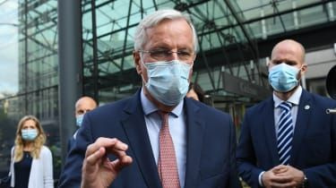 Michel Barnier vystúpil pred novinármi pred budovou Európskej komisie v Bruseli