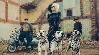 Emma Stone dropt een nieuwe Cruella De Vil-afbeelding met een aankondiging van een officiële 'Cruella'-trailer