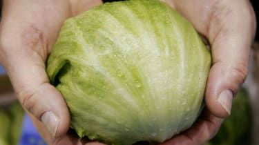 Cumpărătorii se confruntă cu raționalizarea salatei verde pe fondul „crizei legumelor”