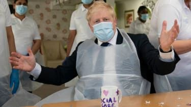 Boris Johnson under besök på Westport Care Home i Stepney Green, östra London