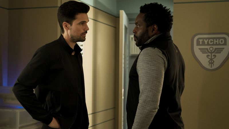 Steven Strait ca James Holden și Chad L. Coleman ca Fred Johnson în sezonul 5 al