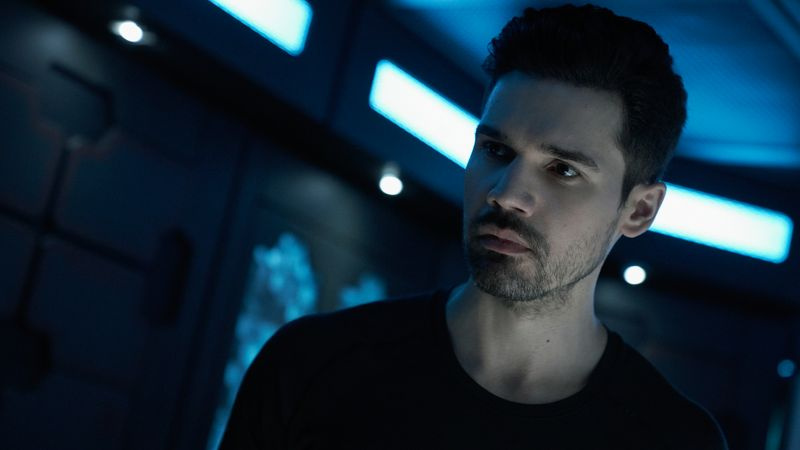Steven Strait ca James Holden în sezonul 5 al