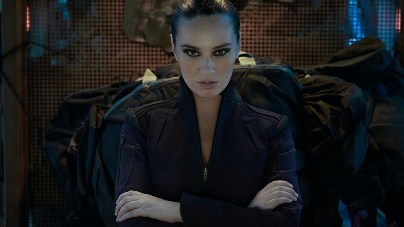 Cara Gee ca bateristul Camina în sezonul 5 al