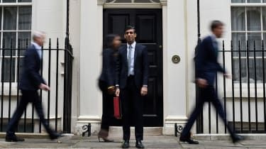 Kanclerz skarbu Rishi Sunak opuszcza Downing Street 11 do parlamentu