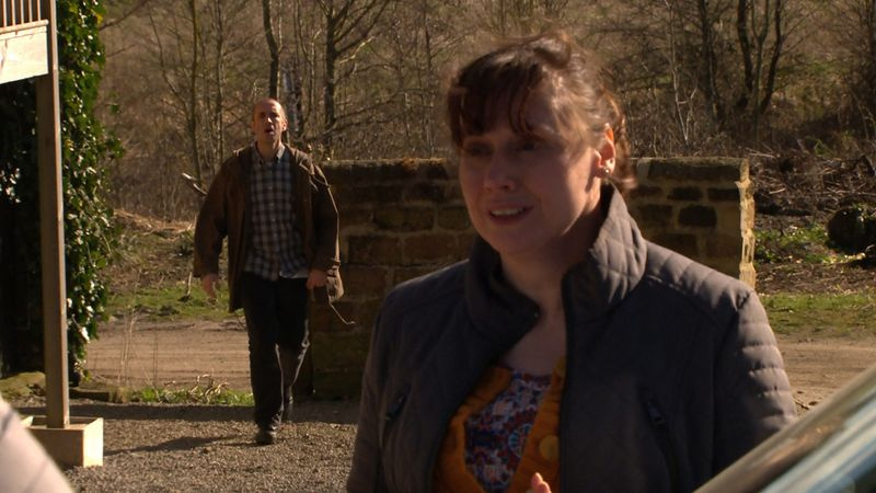 Lydia es asaltada en Emmerdale