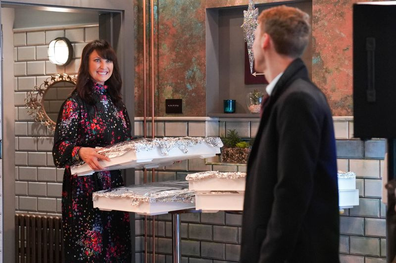 Jay a sortat catering pentru Honey în EastEnders
