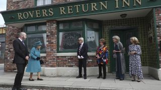 Kraljica se pošali 'Življenje je težava!' med turnejo 'Coronation Street'