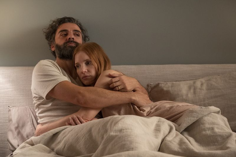 TV în seara asta Jonathan (Oscar Isaac) și Mira (Jessica Chastain)