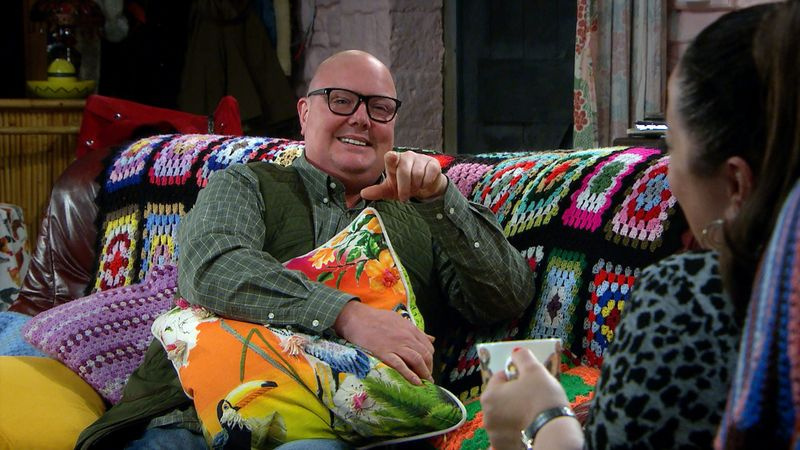 Mandy Dingle próbuje odwrócić uwagę Paddy