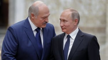 Alexandru Lukașenko îl salută pe Vladimir Putin înainte de summitul Organizației Tratatului de Securitate Colectivă din 2017