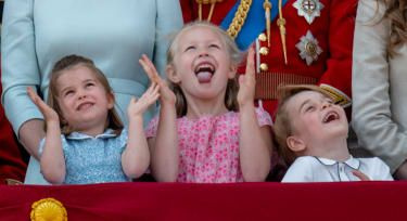LONDON, ENGLAND - 09 JUNI: Prinsessan Charlotte av Cambridge, Savannah Phillips och prins George av Cambridge under Trooping The Color 2018 den 9 juni 2018 i London, England. (Foto av Mark