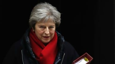 Theresa Mayová opúšťa Downing Street 10