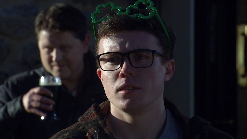 Vinny overhører en samtale i Emmerdale