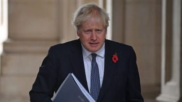 Boris Johnson sa vracia na Downing Street v Londýne.