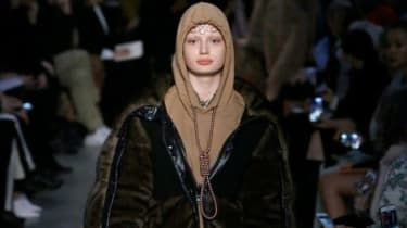 „Burberry“ atsiprašo dėl neigiamo atsako už „kilpą“ gobtuvą