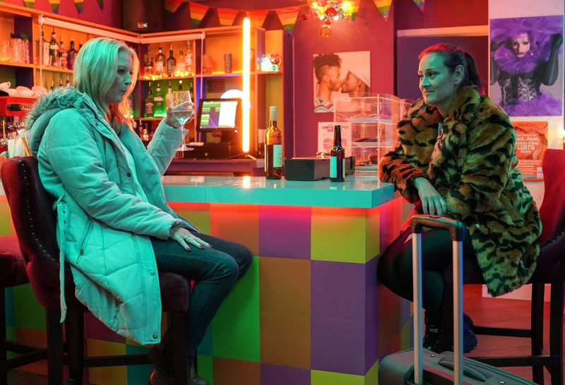 Tina küsib Kathylt, kas ta võib temaga EastEndersisse jääda