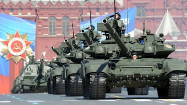 Kolumna rosyjskich czołgów T-90 przejeżdża przez Plac Czerwony