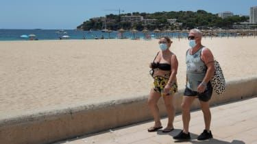Dopustniki na plaži v Španiji