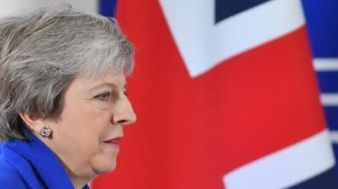 Zastánci konzervativního brexitu Mayovou varují: „nepřepadejte nás“ pozdní dohodou