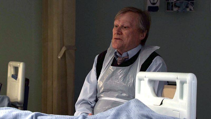 Roy est assis à côté de Nina
