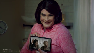 Το σελίνι David Hasselhoff για το Pluto TV in drag είναι αυτό ακριβώς που χρειάζεστε αυτή τη στιγμή