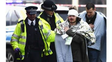Politi hjælper sårede efter Westminster-angreb