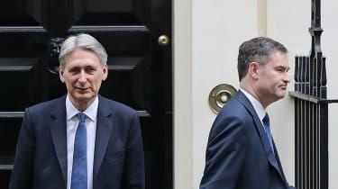 Borisa Johnsona čakajú rezignácie kabinetu a zbehnutie poslancov