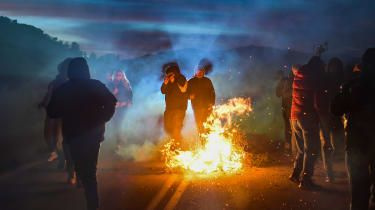 Zeci de răniți în protestele grecești împotriva noilor centre de migranți