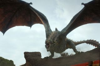 Η Daenerys καβαλάει τον δράκο της στο Game of Thrones