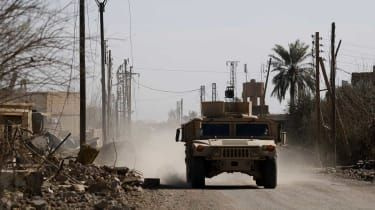 Bojownicy SDF przybywają do wioski Baghouz Al-Fawqani w Syrii