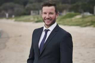 Luke Jacobz de Home and Away se burla de los secretos del regreso de Angelo Rosetta