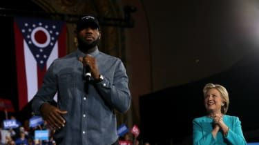 JAV rinkimai: kas yra NFL ir NBA žvaigždės filme Trumpas prieš Clintoną?