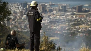 Pompierii din Cape Town pe un deal
