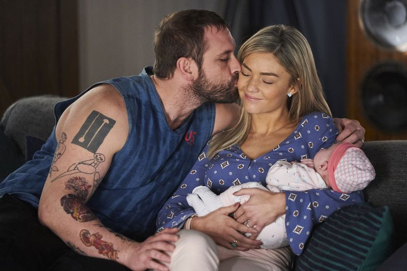 Namie ir išvykoje, Robbo, Jasmine Delaney