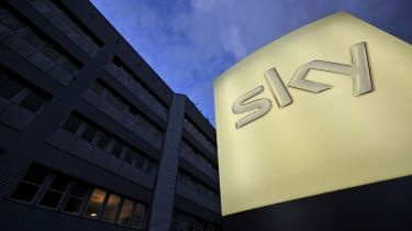 Comcast overbyder Fox for at vinde kontrol over Sky