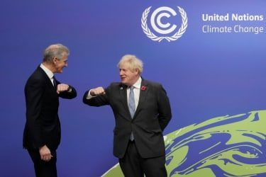 Ο Μπόρις Τζόνσον χαιρετίζει τον Νορβηγό πρωθυπουργό Γιόνας Γκαρ Στόρε