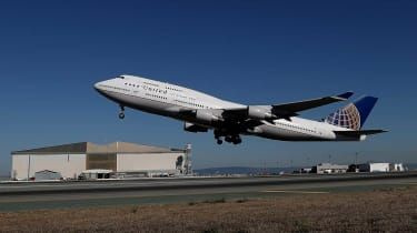 オーバーブッキングされた飛行機から乗客を引きずり出した警官がユナイテッド航空を訴える