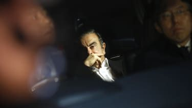 Bloomberg Best of the Year 2019: Carlos Ghosn, były prezes centrum Nissan Motor Co., siedzi w pojeździe, opuszczając swojego prawnika