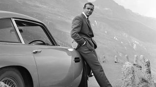Ο Sean Connery με την εμβληματική Aston Martin DB5