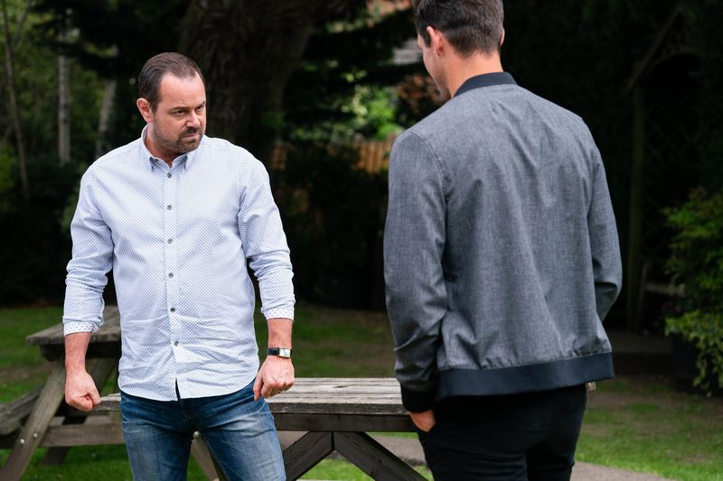 Mick Carter affronta Zack Hudson in EastEnders