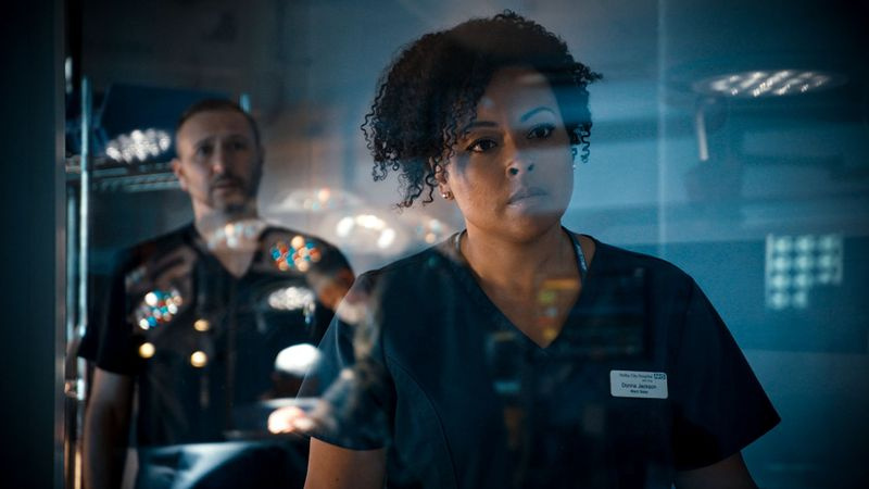 Jaye Jacobs interpreta a Donna Jackson en Holby City