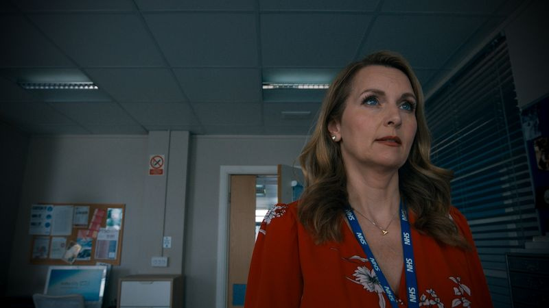 Debra Stephenson interpreta a Jeni Sinclaire en Holby City