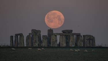 Fullmånen går ned bak Stonehenge