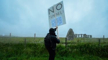 Mann som protesterer mot den foreslåtte Stonehenge-tunnelen